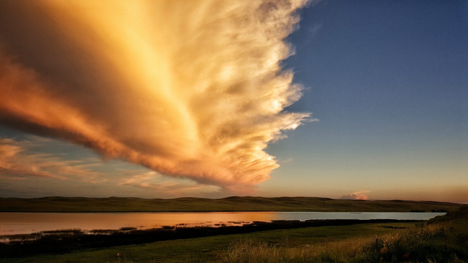 Massive storm shelf cloud over Lake Alkali
